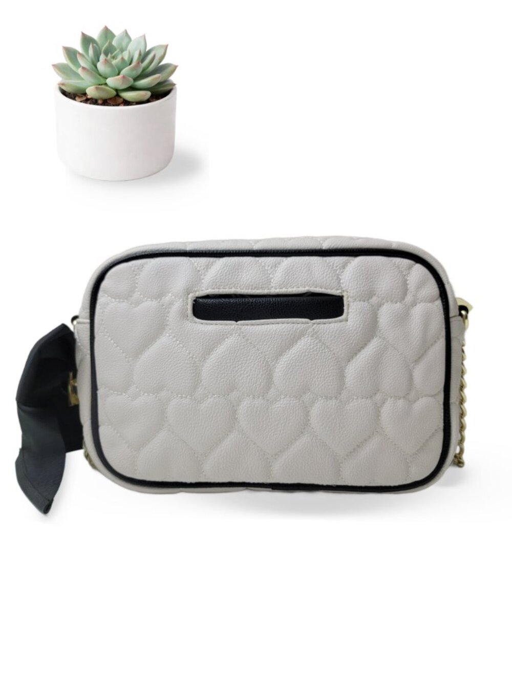 Betsey Johnson White Heart Quilted Crossbody Bag Gold Chain Black Bow Camera Bag - Picture 6 of 8